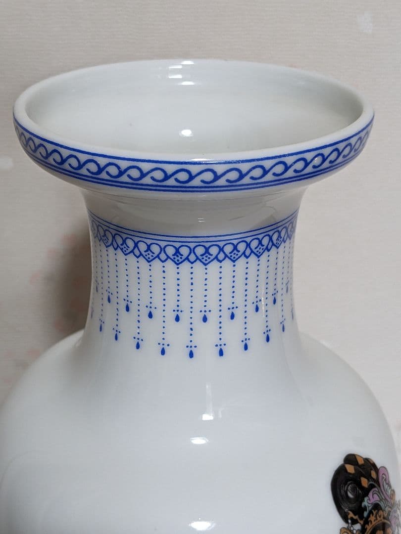 ♦中国陶磁器 瓔珞紋 団扇美人図 粉彩花瓶 陶画工１級職人手描き絵付け骨董品