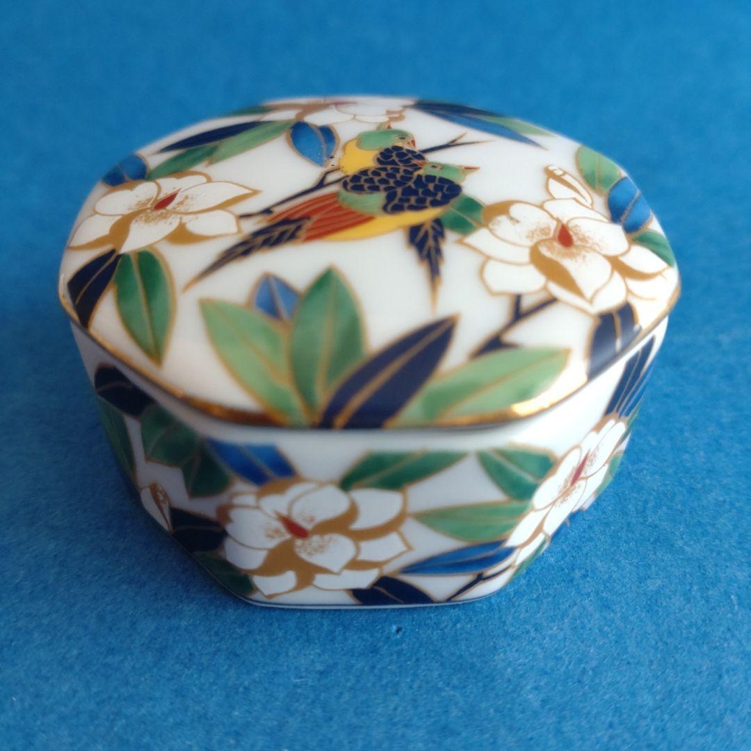 蓋付小物入れ　花鳥図　八角形　陶磁器　香合