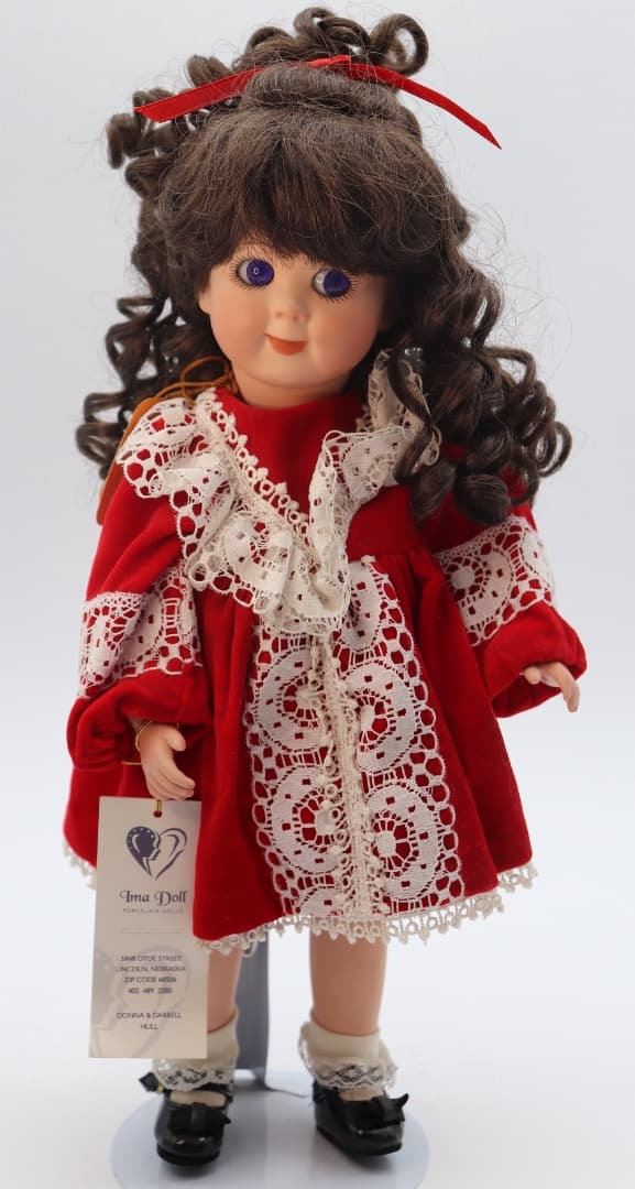 レース付き赤いドレスの人形