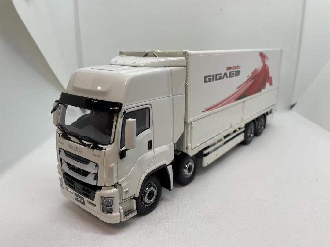 11R-010 いすゞ 1/32 ギガ ISUZU GIGA ホワイト