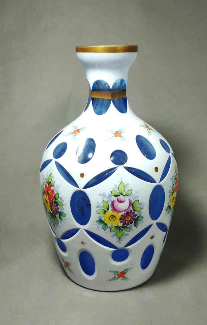 ボヘミアンガラス　切子　乳白色青地　色被せガラス　花瓶　フラワーベース