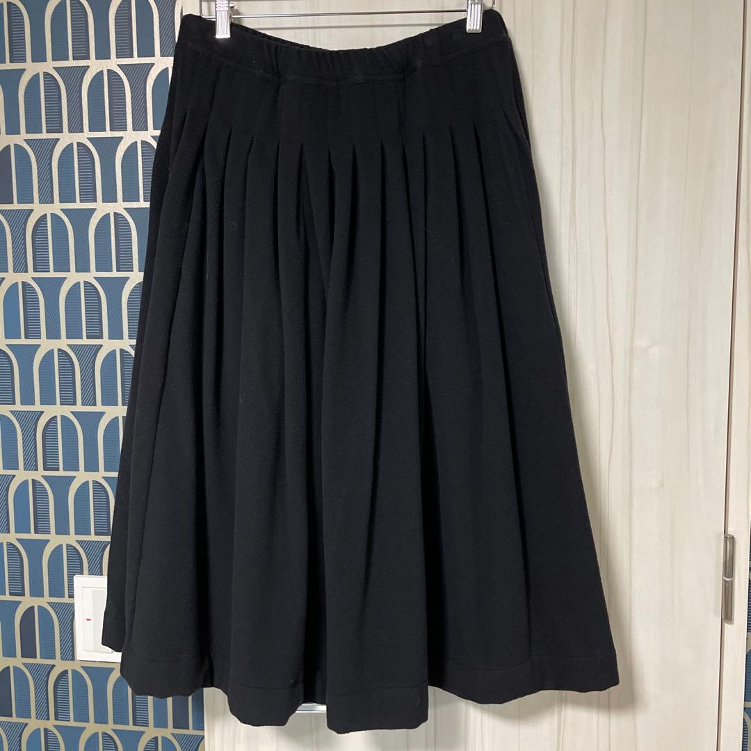 バーグファベルの黒のフレアスカート、プリーツデザイン
