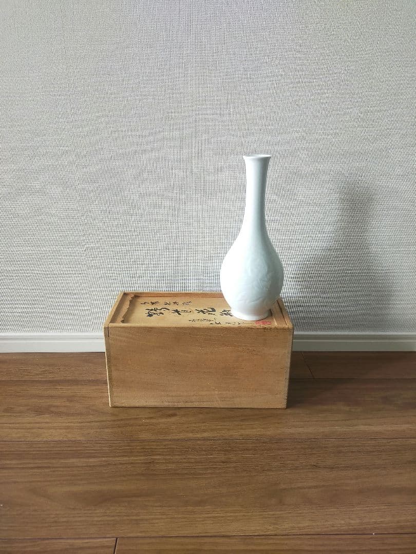 【角谷英明】作家物　箱付き　白磁　牡丹彫鶴首花瓶