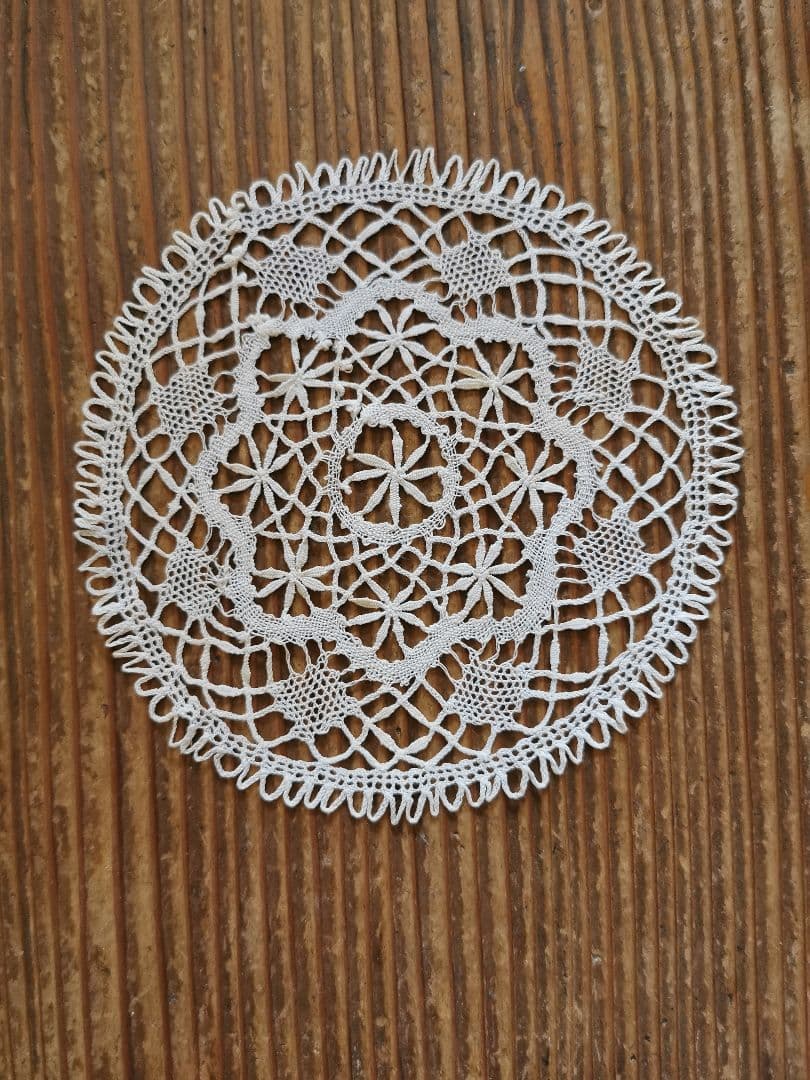 アンティーク ベルギーブルージュ ごく細い糸の線状の花 繊細なボビン編みレース