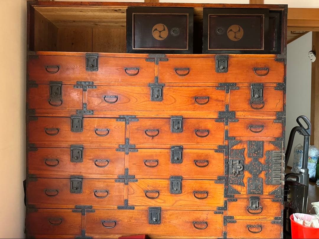 O*z様 伝統的な木製箪笥 引き出し付き