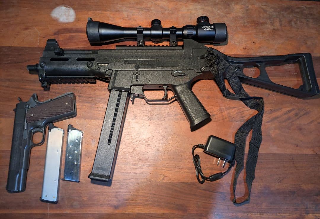 電動ガンとガスガン（S＆T UMP と 東京マルイ コルトガバメント）