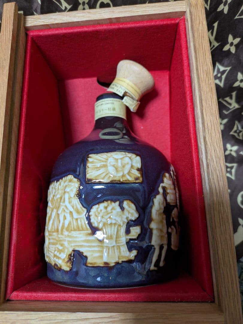 サントリーTHE　WISKY　未開栓 陶器ボトル 750ml