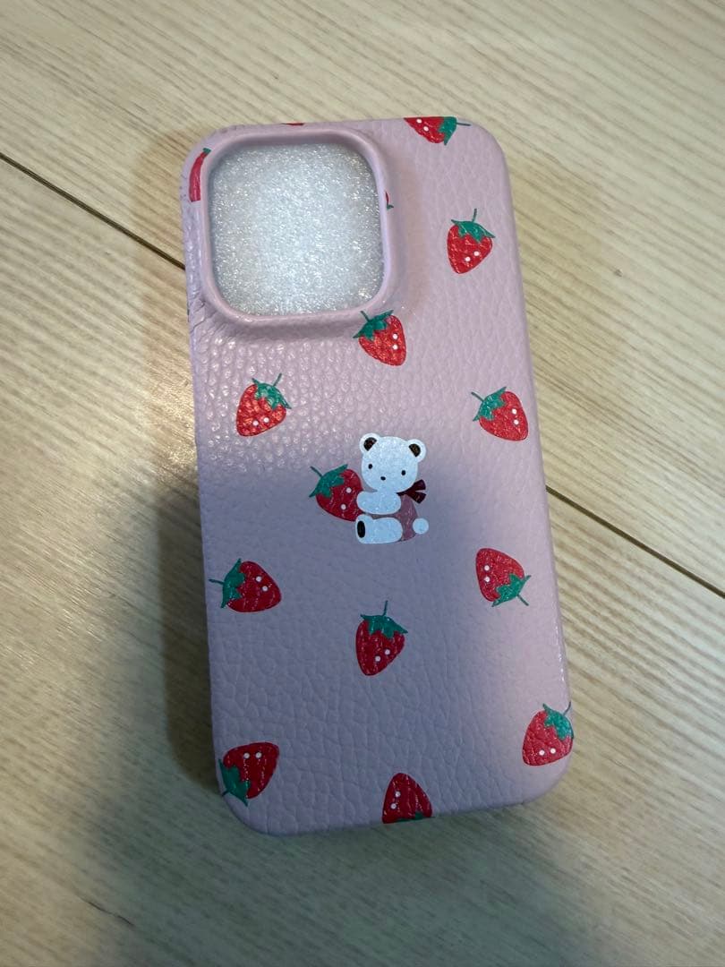 iPhone14pro ケース　ファミリア　いちご