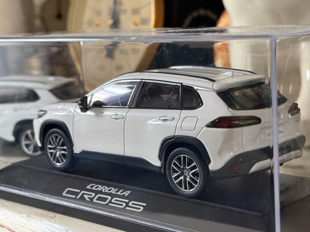 新型COROLLA CROSS ホワイトパールマイカ 1/30 カラーサンプル