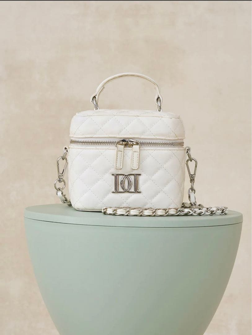 Darich キルティングスクエアミニバッグ　WHT(シルバーパーツ)