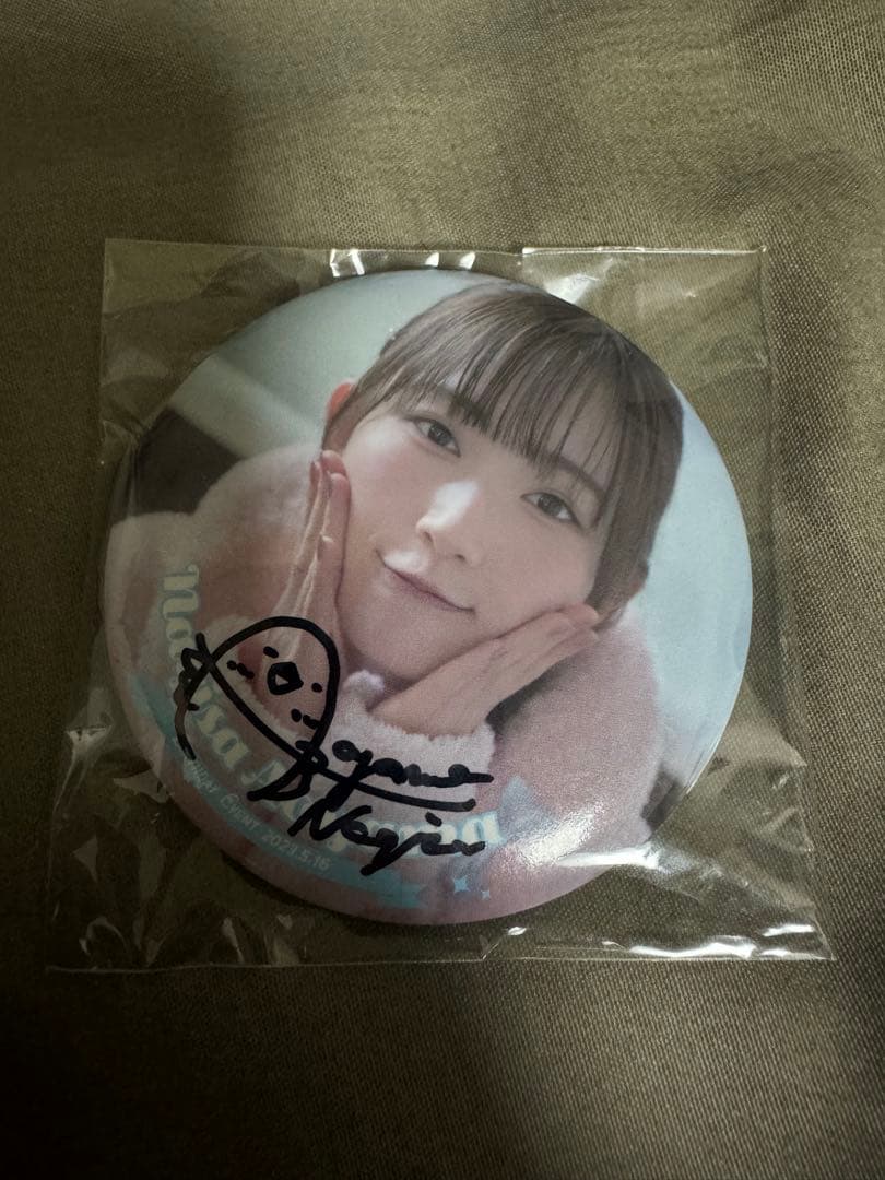 青山なぎさ 直筆サイン入り 缶バッジ