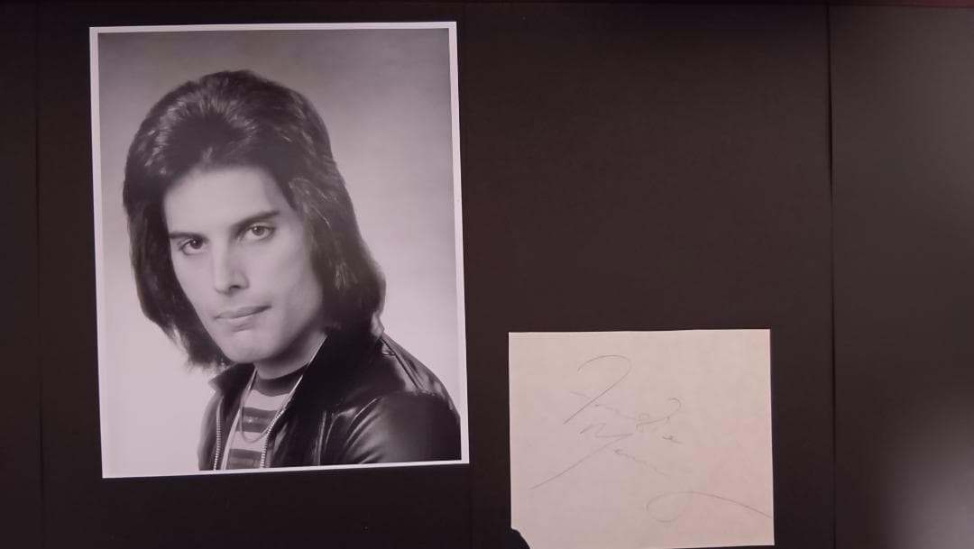 「Queen全員の直筆サイン入りコレクターズセット」