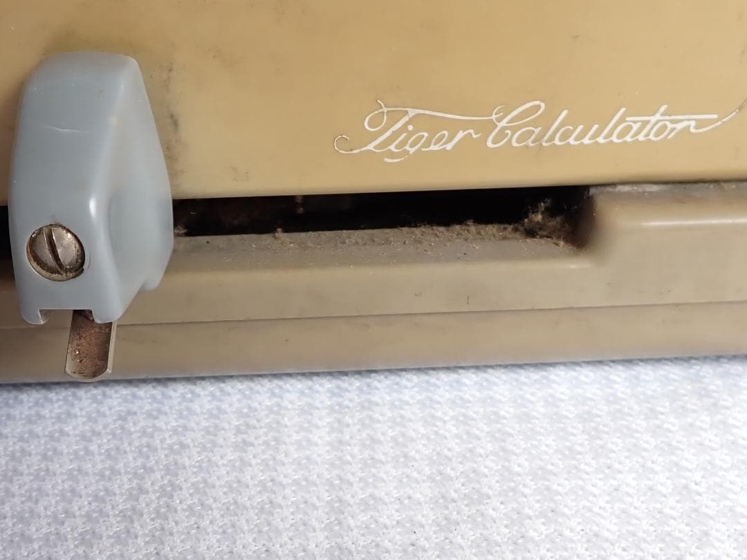昭和レトロな手回し計算機 インテリアとしておすすめです。送料込・匿名発送