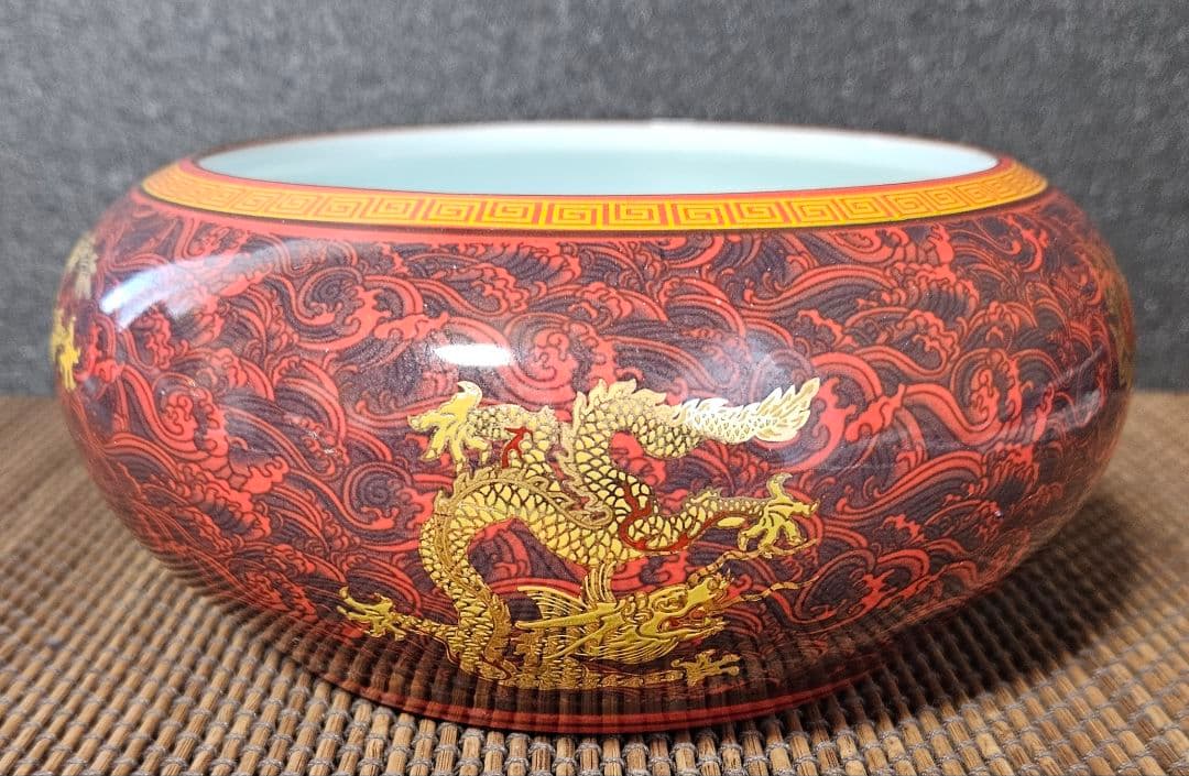中国美術　中国陶磁器　繊細緻密極細密画　波に金彩　五爪の龍図　鉢　碗【魅力の逸品