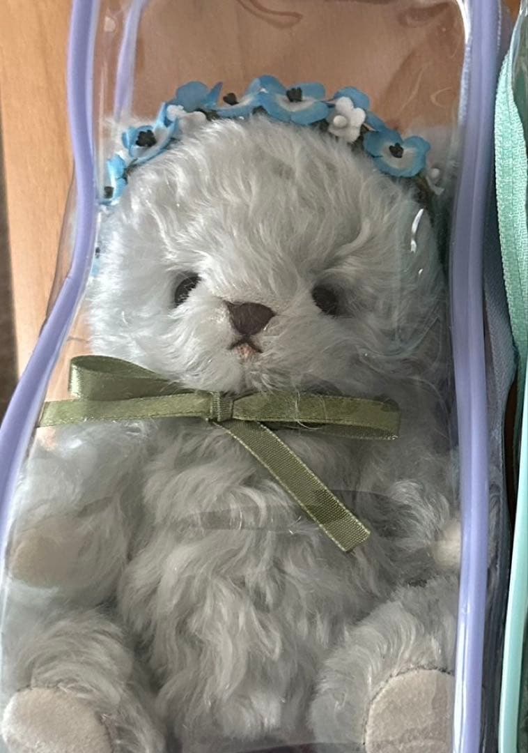 水色のくまのぬいぐるみ 青い花の冠