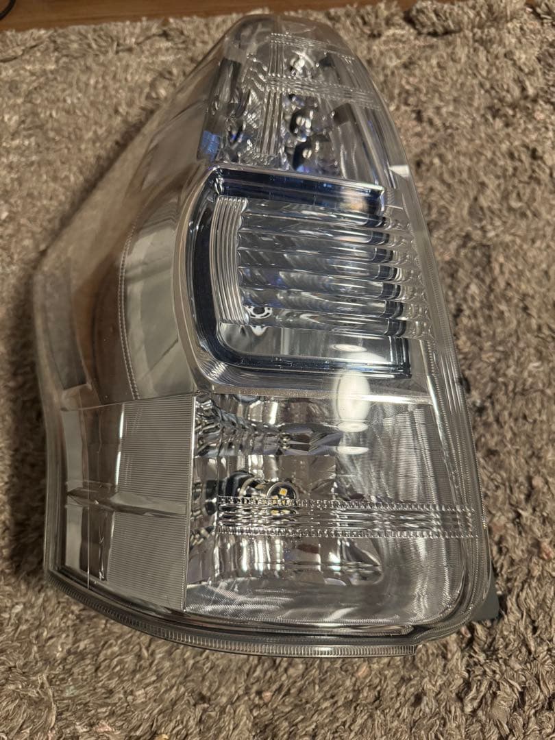 プリウスαテールランプ左