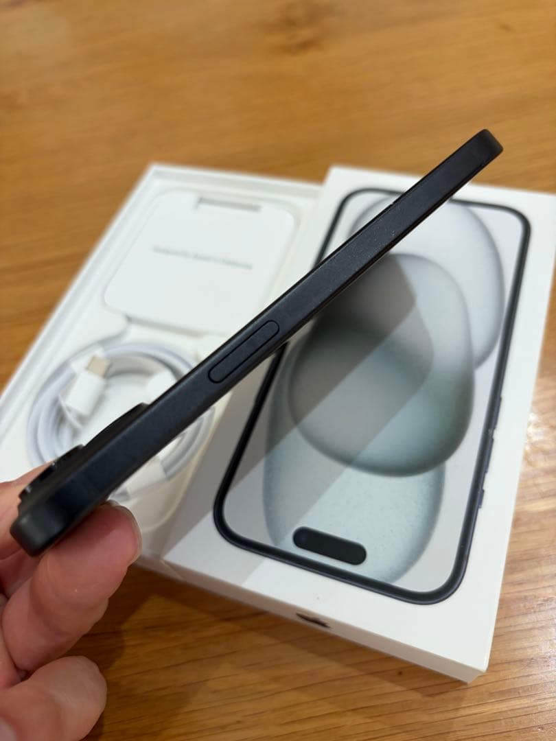 【美品】Apple iPhone 15 ブラック128GB SIMフリー