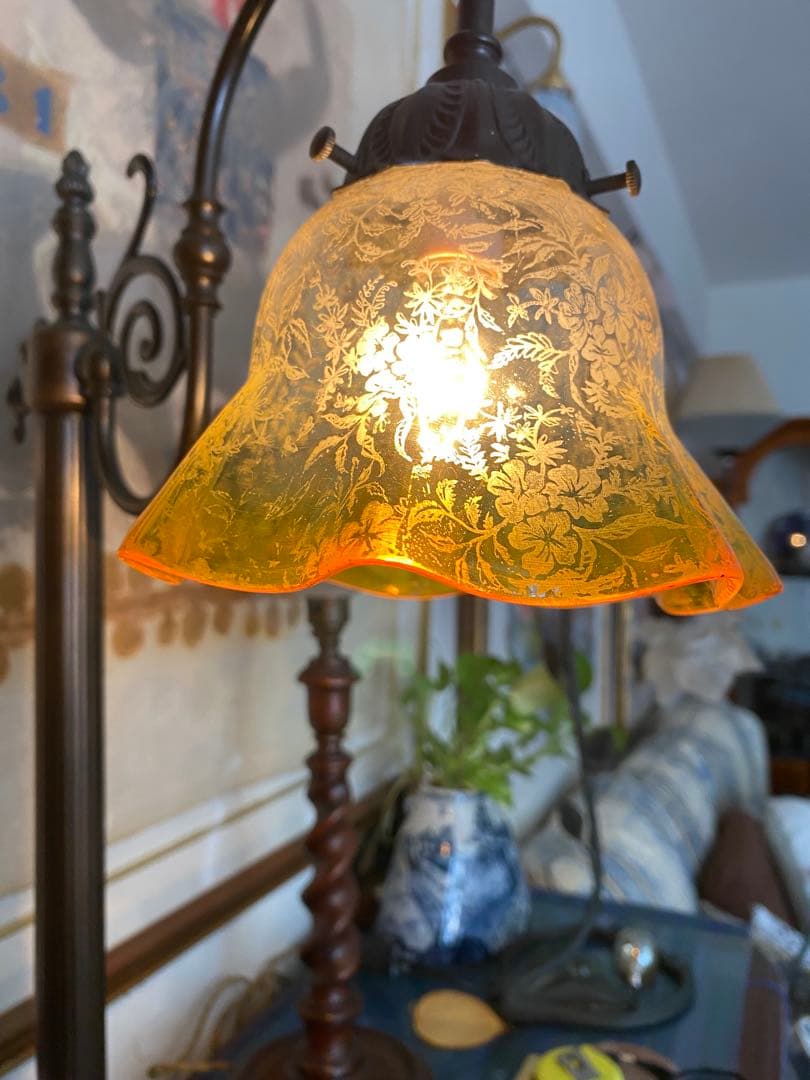 英国　アンティーク　エッチング　　ボタニカルな草花模様　ペンダント灯具