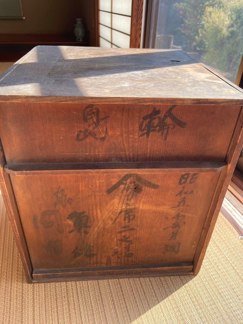 骨董品　希少　金箔装飾の黒漆塗り膳 収納箱付き