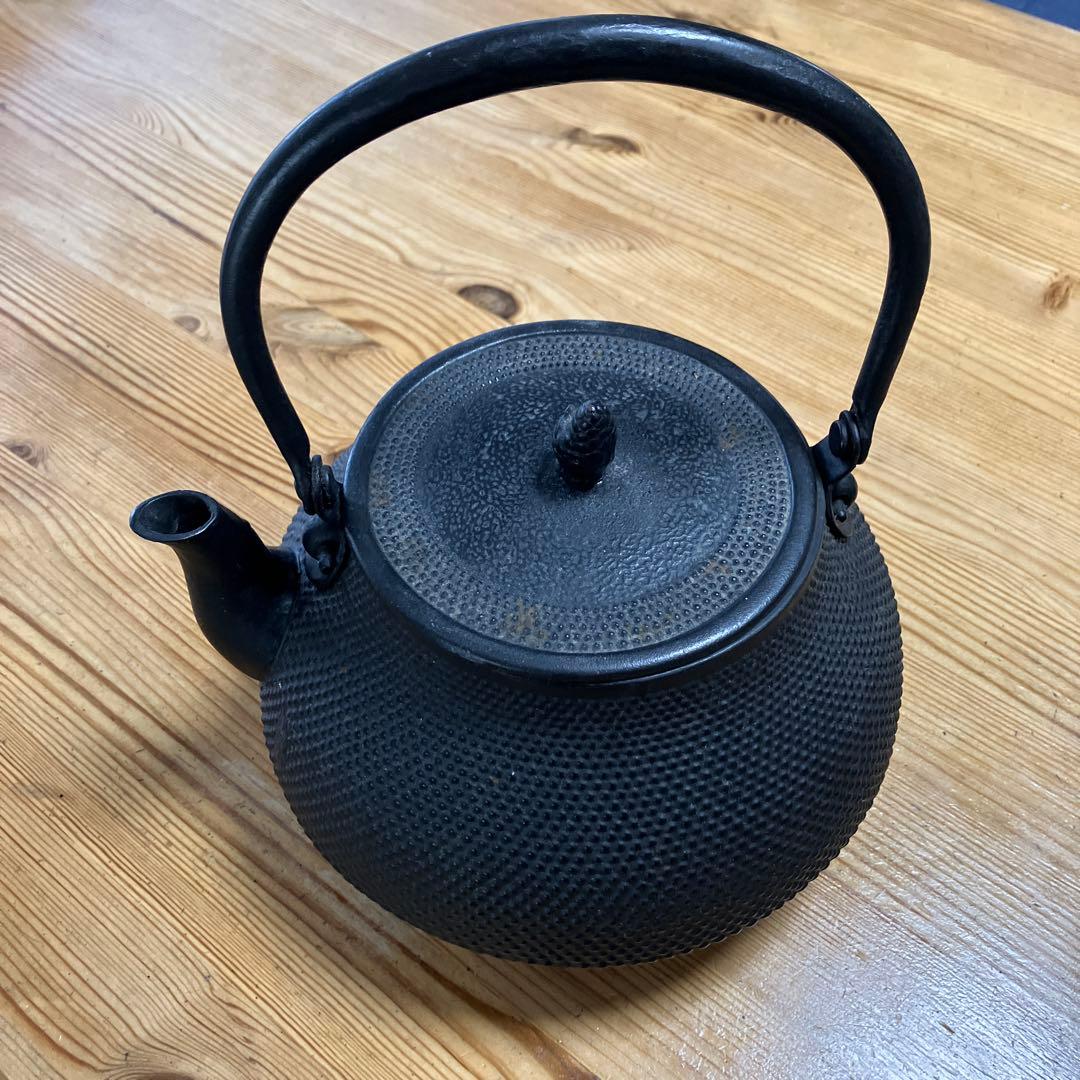 黒　南部鉄瓶 　あられ　松ぼっくり　童仙人作