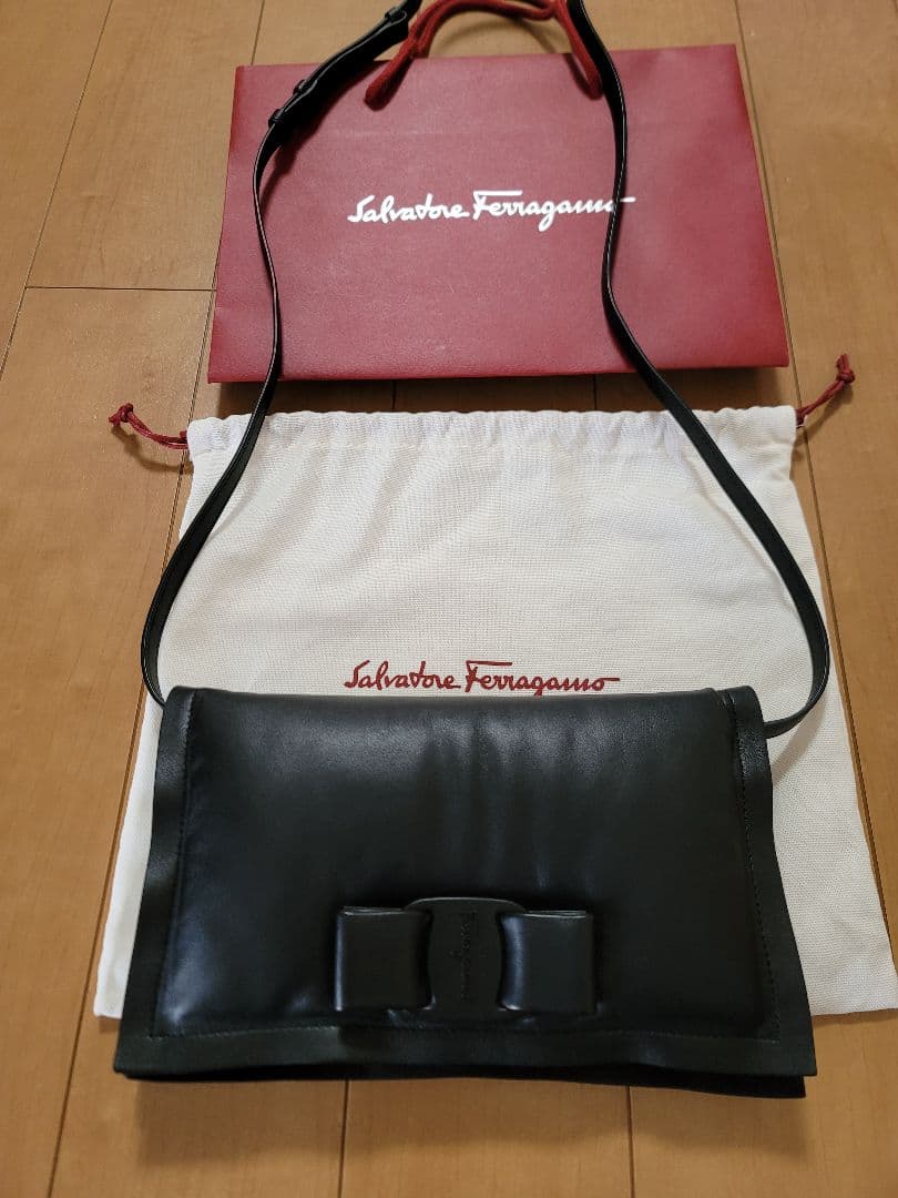 Salvatore Ferragamo ブラックレザーショルダーバッグ新品未使用
