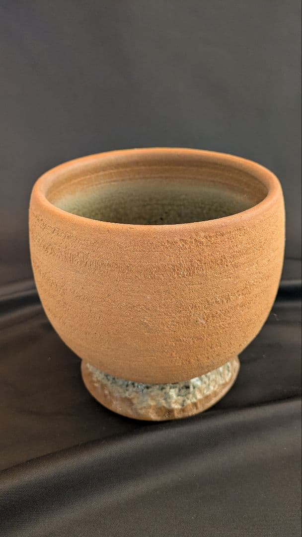 素焼きのような丸形鉢 台座付き