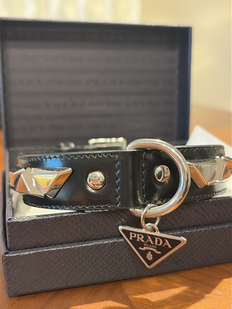 チックPRADA レザー首輪 黒 スタッズ付き