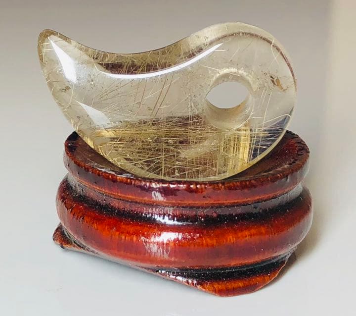 オリーブ（ルチルクォーツ勾玉①