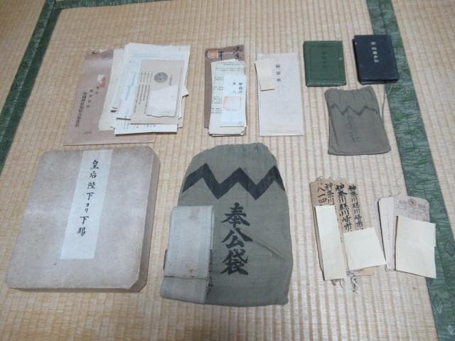 昭和10年 皇后陛下より下賜 遺品箱◆従軍手帳2冊 書類靖国神社書類 奉公袋他