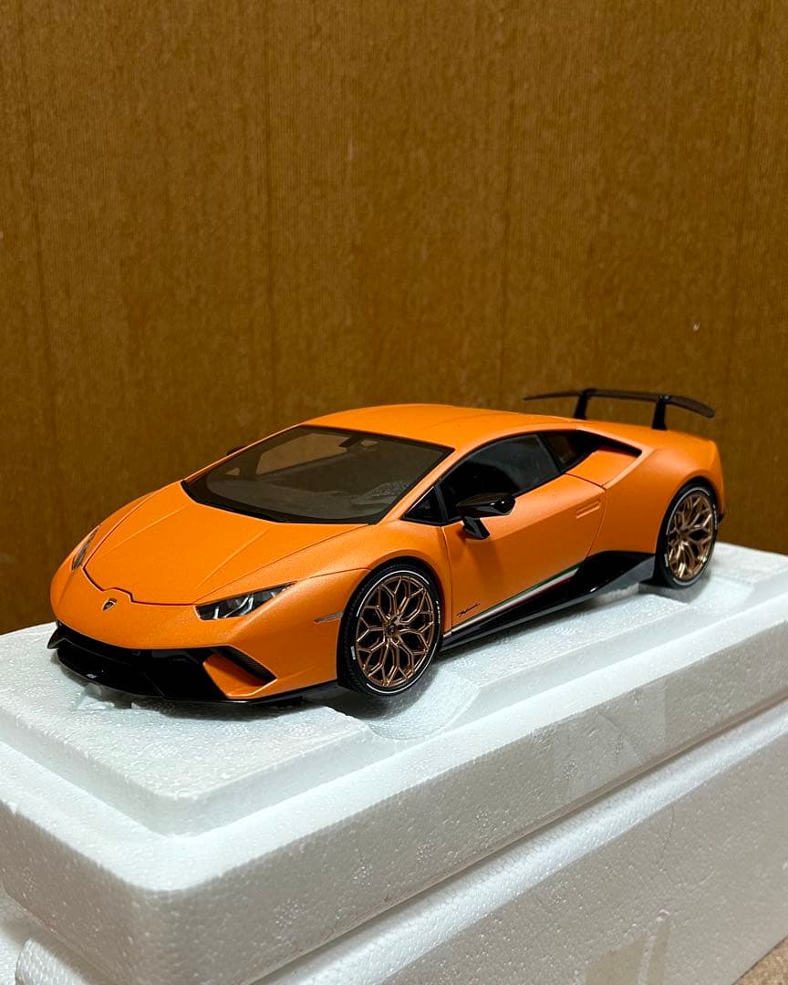 オートアート　ランボルギーニ　ウラカン 1/18スケール