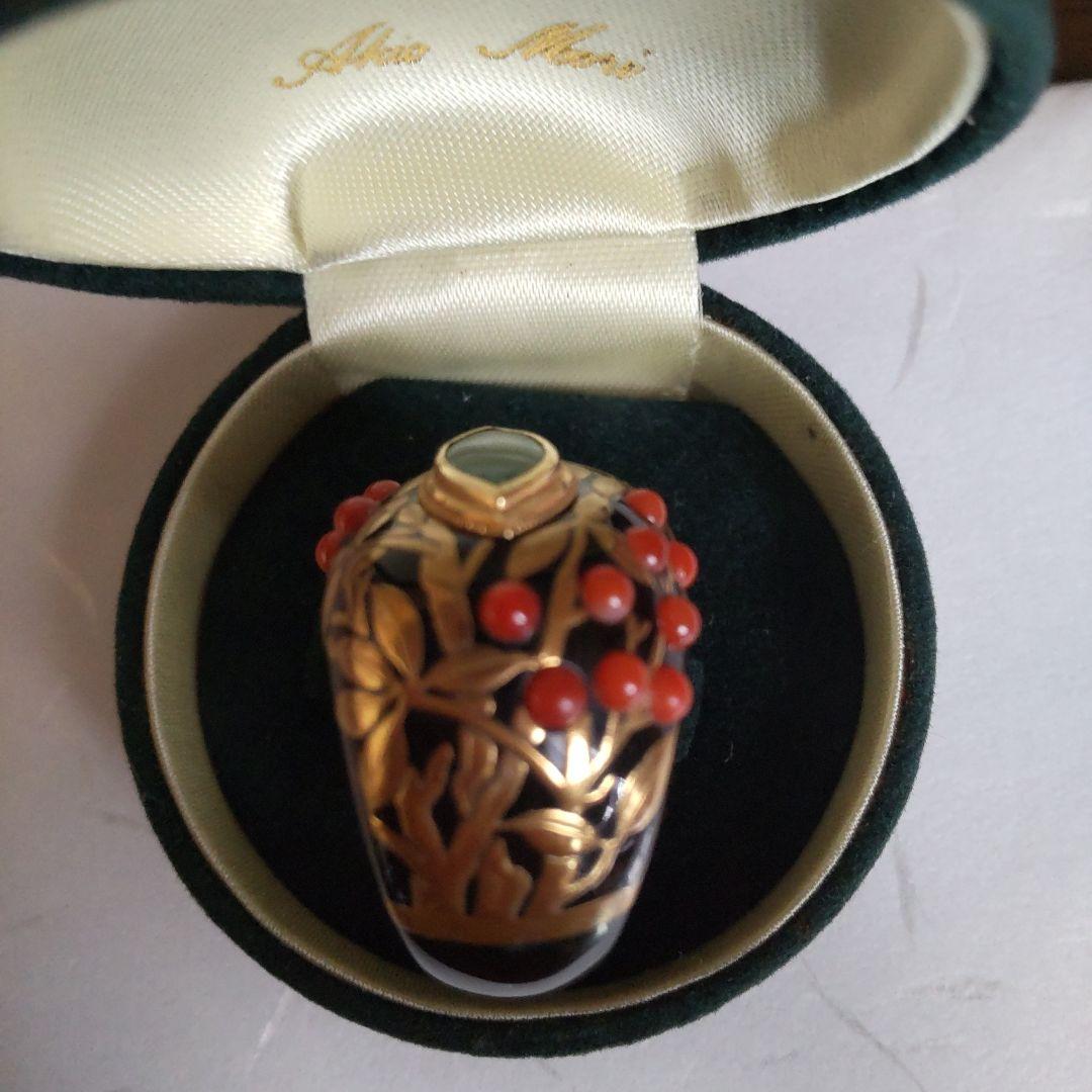 AKIO MORI「べっ甲に植物柄の金蒔絵、赤珊瑚、マーキス型の翡翠の指輪」