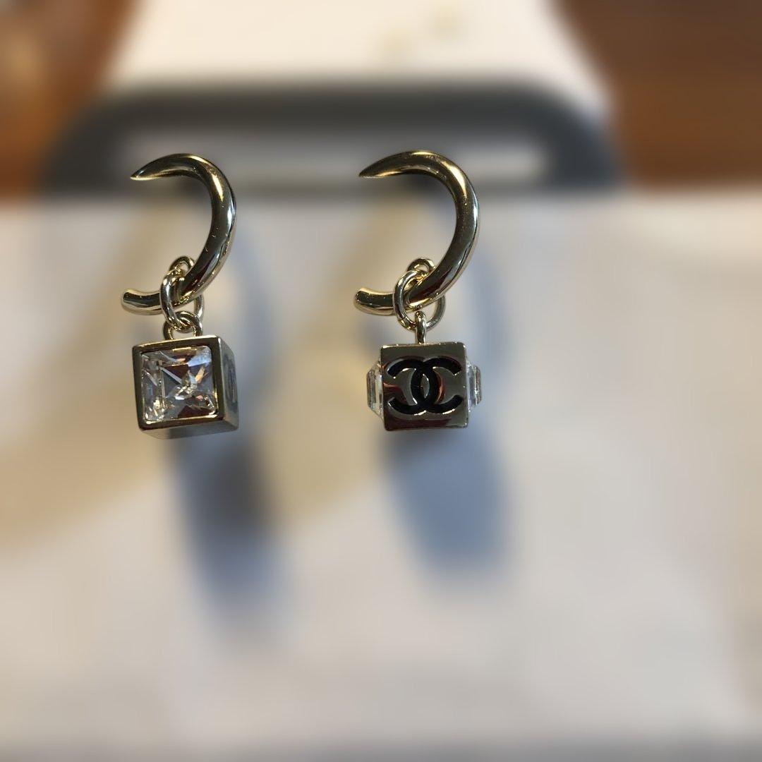 Chanel キューブ型フープピアス