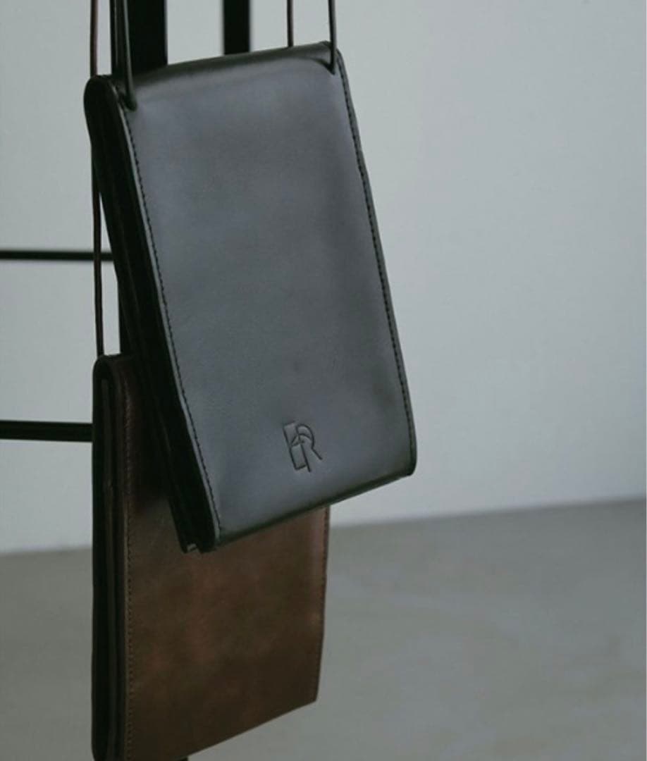 エトレトウキョウ ショルダーバッグ ブラック レザー レザーコードミニショルダー