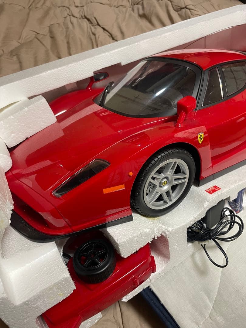 ヨッシーバロボア 　1/7スケールのFerrari Enzo 新品　動作確
