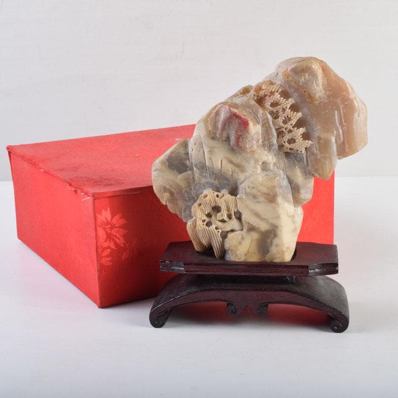 中国　玉石寿山石鶏血彫刻　山水雕　置物　唐木台付　V　9220