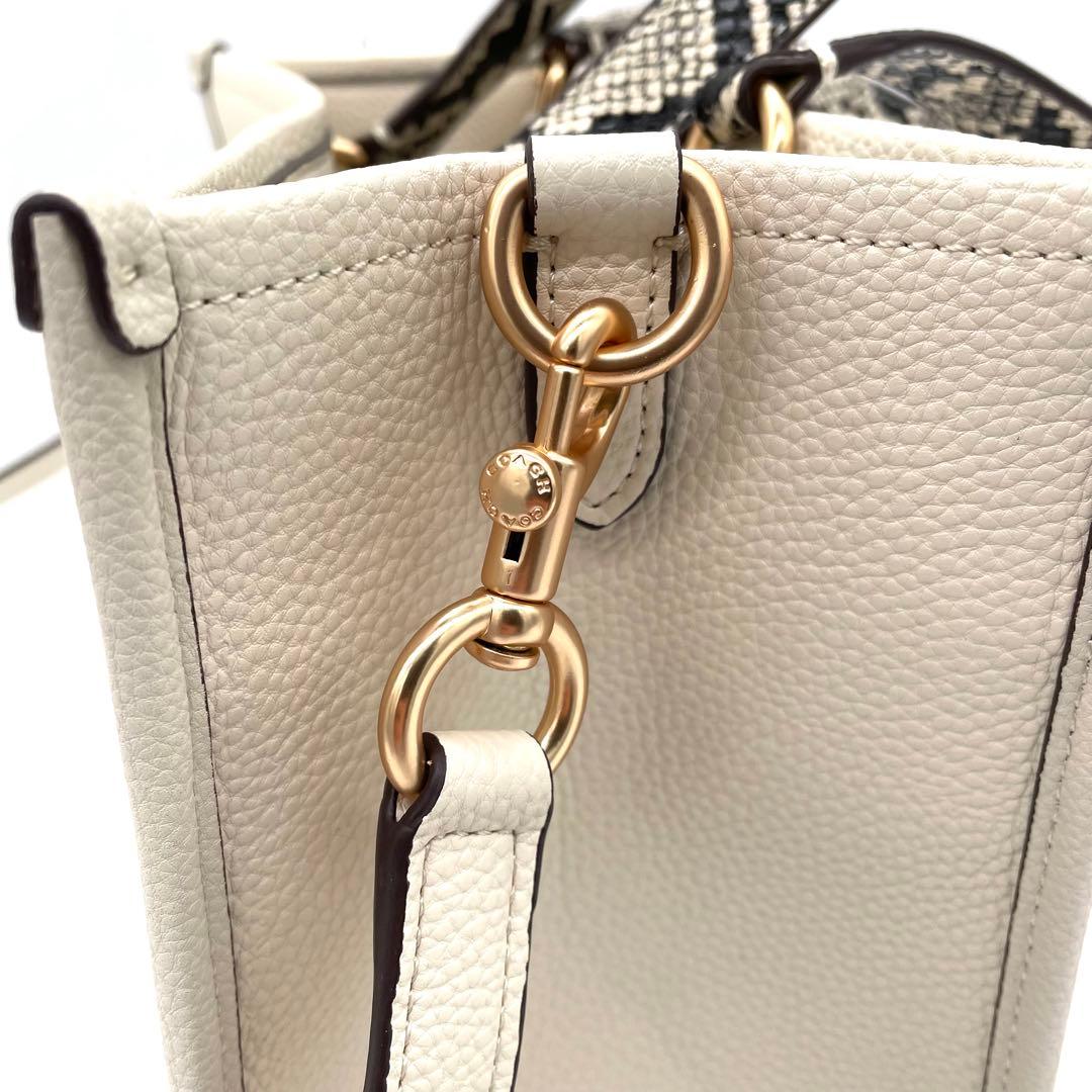 【未使用保管】コーチ　バスキア　2way バッグ　刺繍　ロゴ　レザー　ホワイト