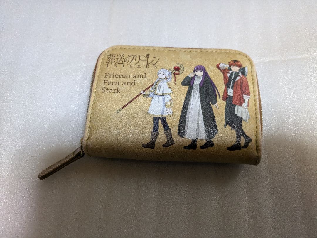 フリーレンフィギュアと他にカード3枚、クリアファイル2枚、財布、カードケース付き
