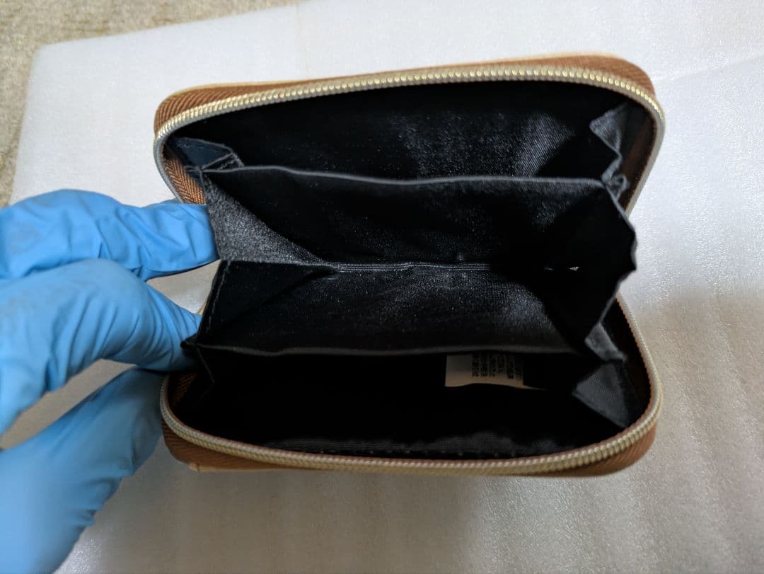 フリーレンフィギュアと他にカード3枚、クリアファイル2枚、財布、カードケース付き