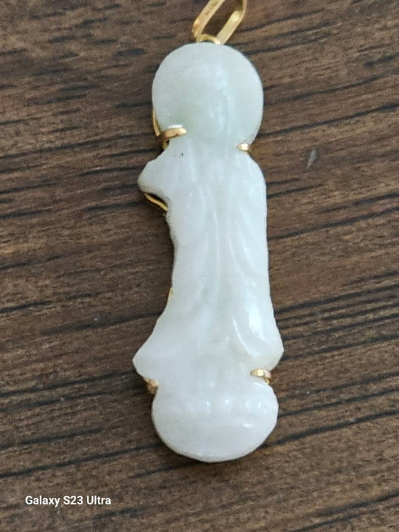 K１８糸魚川翡翠　観音菩薩様彫刻ペンダント