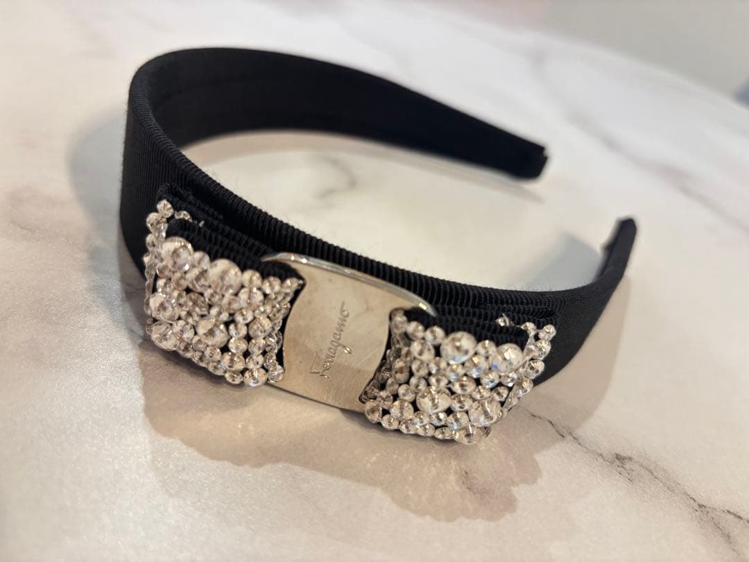 フェラガモ Ferragamo クリスタル ブラック カチューシャ