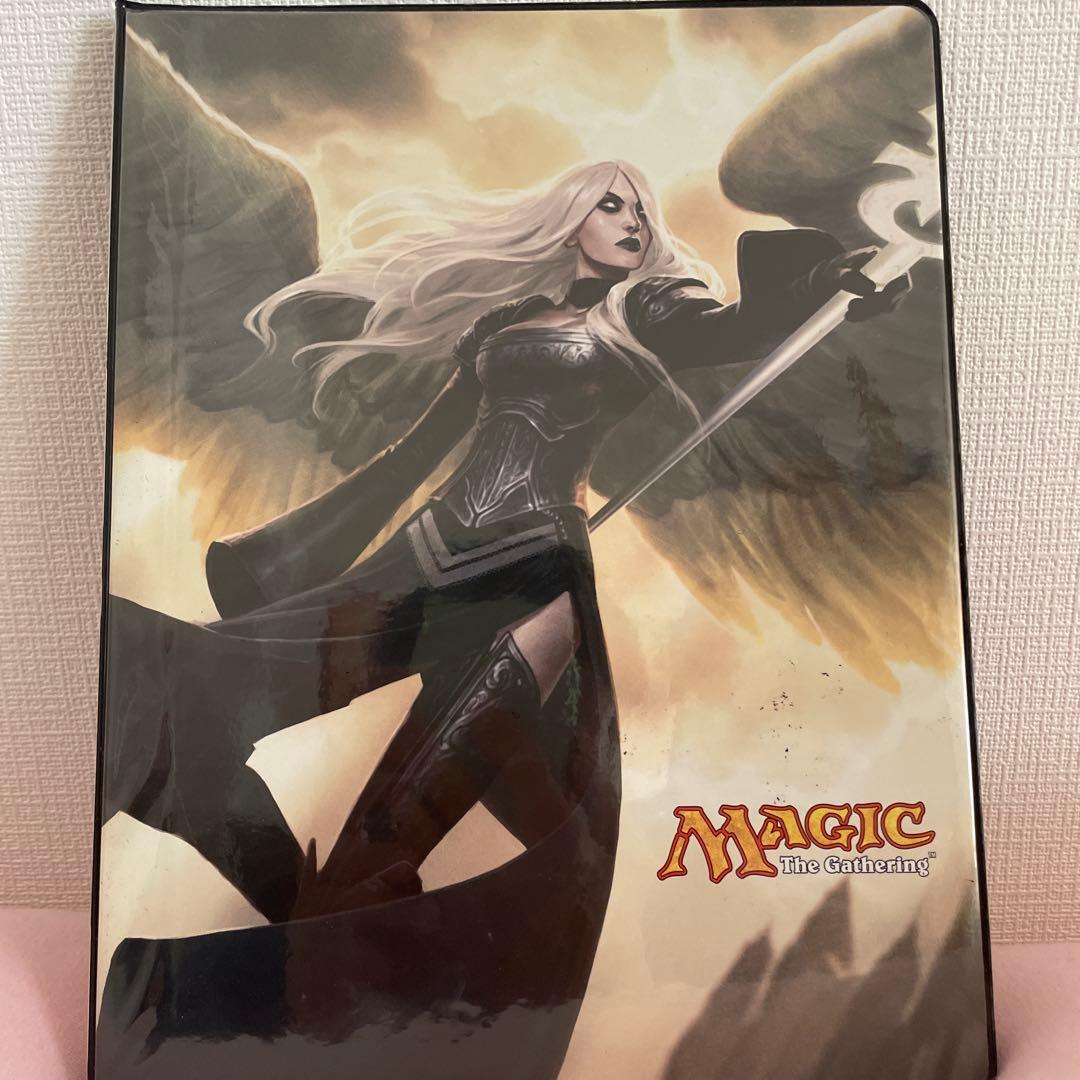 Magic: The Gathering カードスリーブバインダーとカード