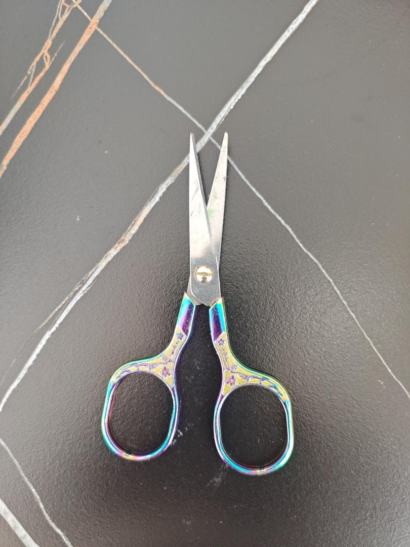 虹色装飾ハンドルのはさみ