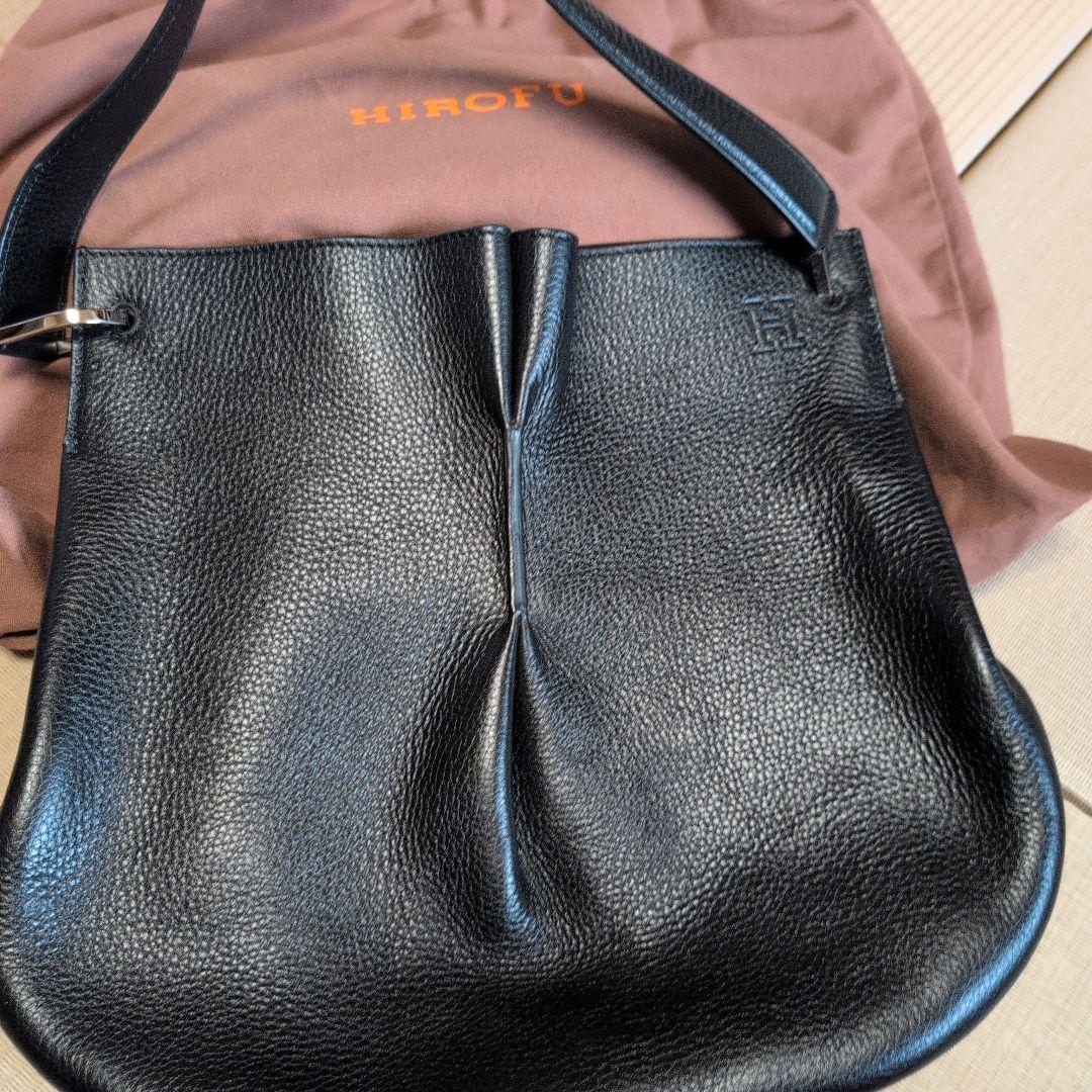 ブラックレザーショルダーバッグ Hロゴ付き