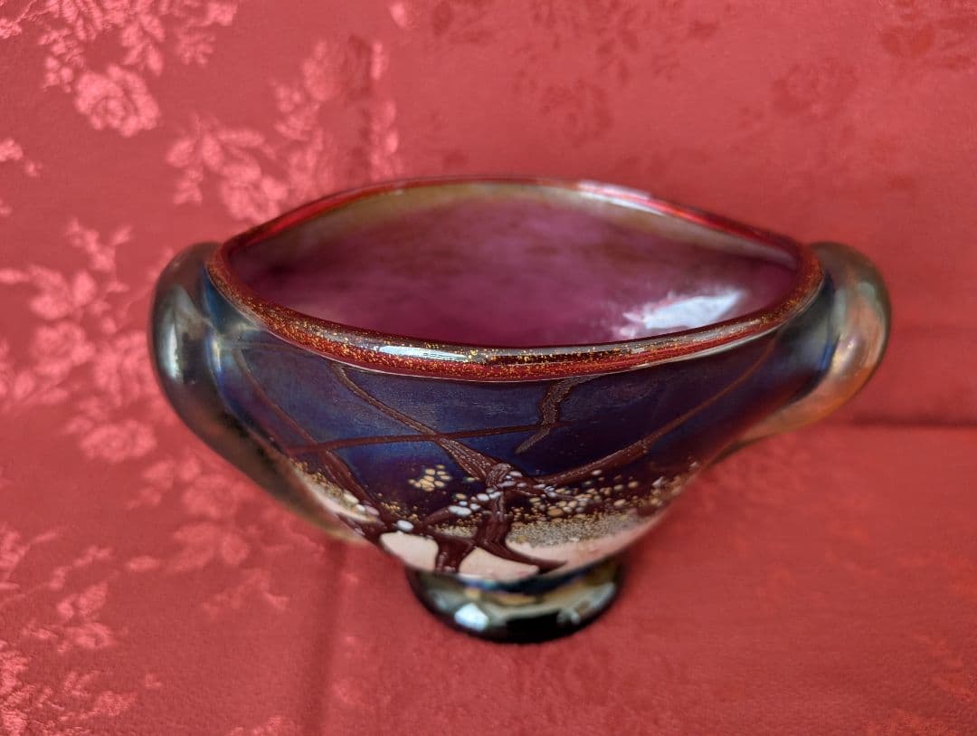 装飾的な紫青色ガラスボウル