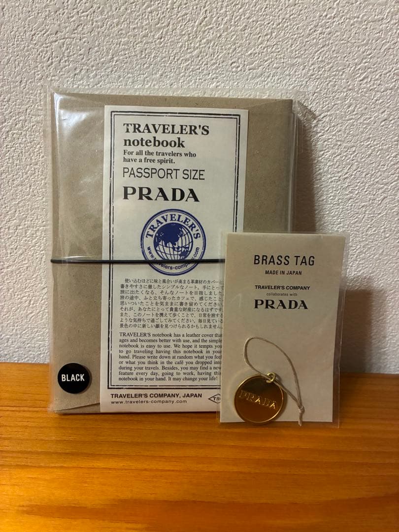 トラベラーズノートPRADAパスポートサイズBLACK & PRADAチャーム
