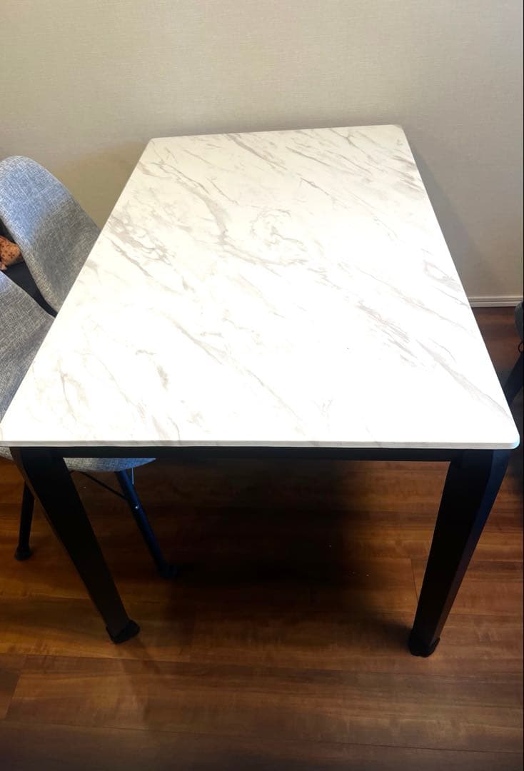 値下げ。1月19日まで。メラミン素材のダイニングテーブル　状態は良好！