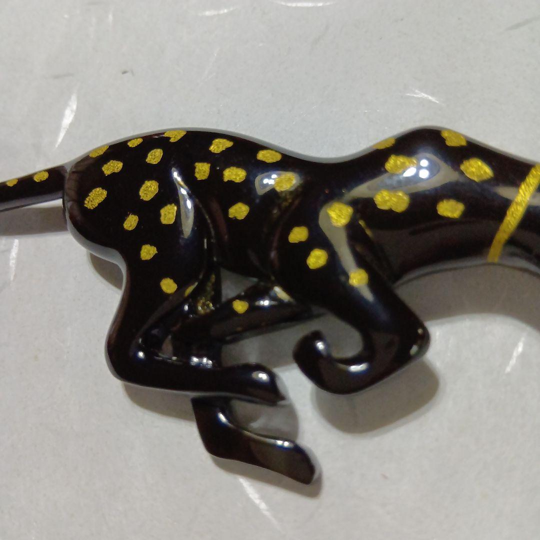 鼈甲沈金付きピューマブローチ