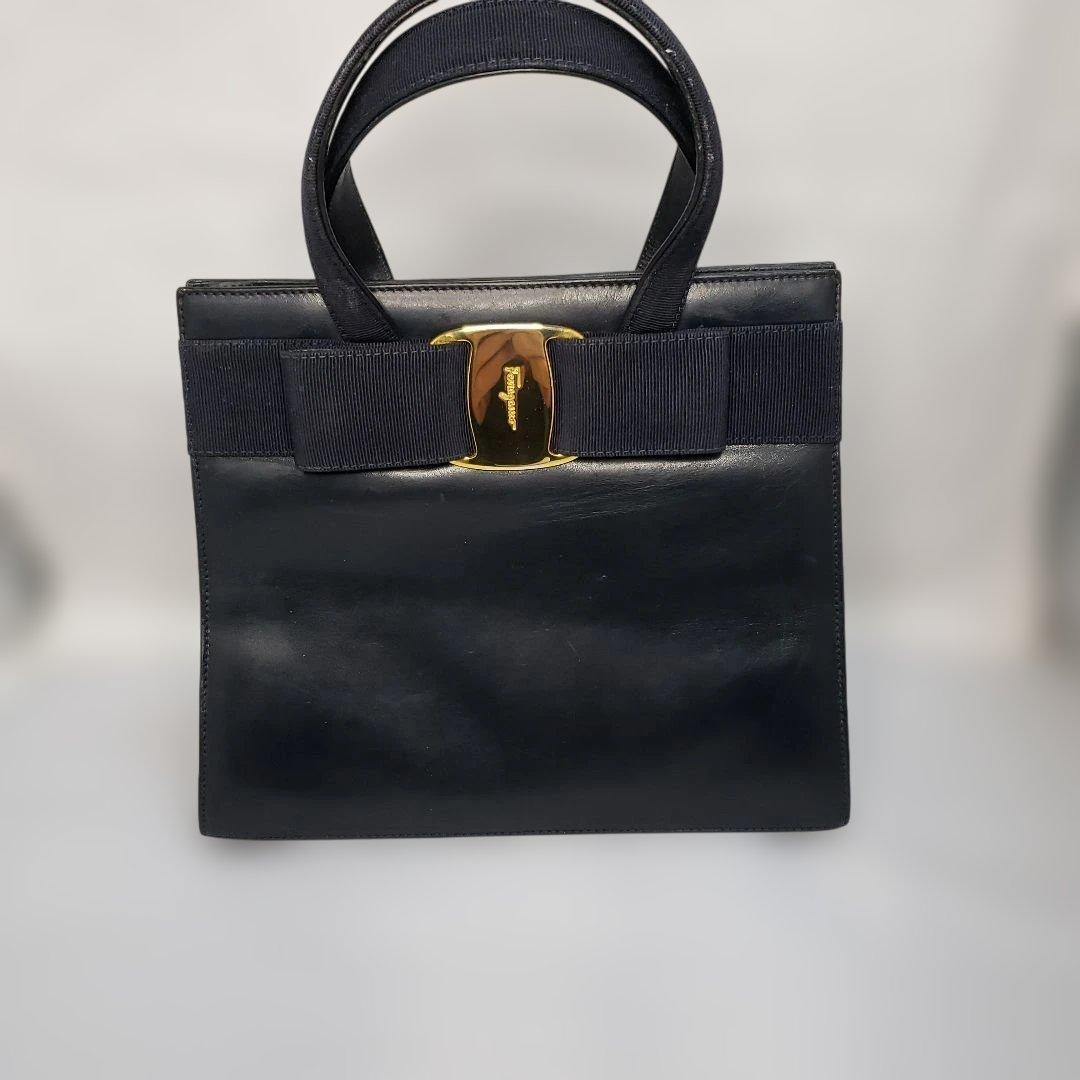 サルバドール　フェラガモ　 ヴェラリボン　黒レザーハンドバッグ ゴールド金具付き