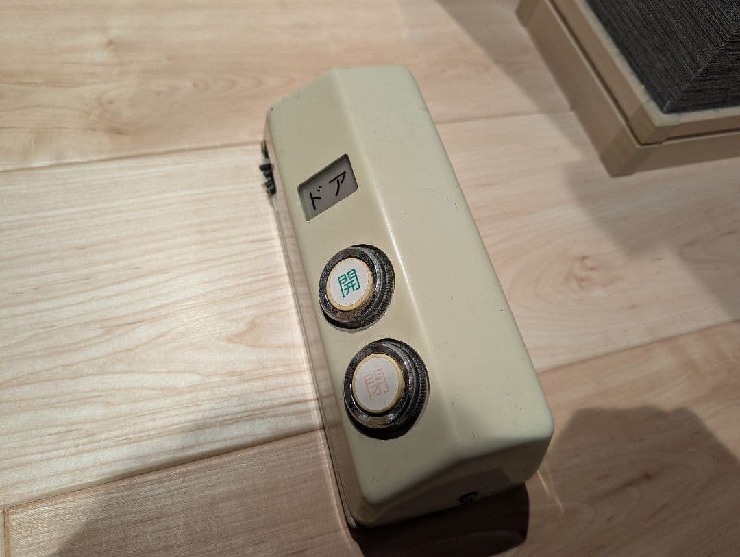 【廃車鉄道部品】２１１系　初期型ドア開閉ボタン