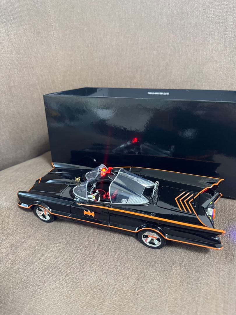 JadaTOYS/特別豪華モデル1966年バットモービル　フィギュア付ライト点灯